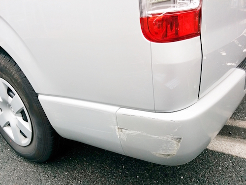 駐車場内での当て逃げ バンパーやミラーに擦られた後や傷がある場合の対処法